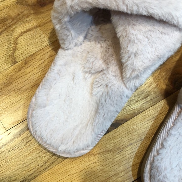 Pink fluffy cross cross strap slippers and black fluffy black cross slippers - Picture 3 of 11